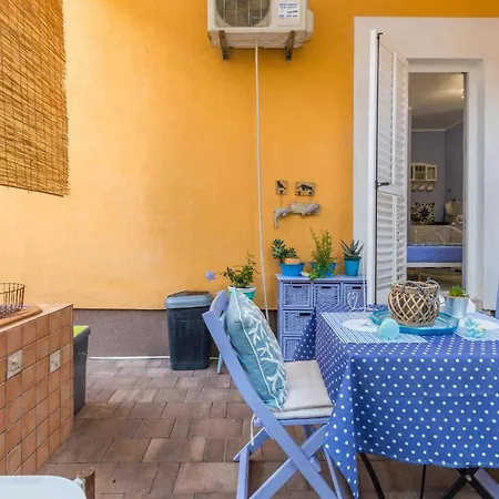 Beautiful In W/ Apartment *
